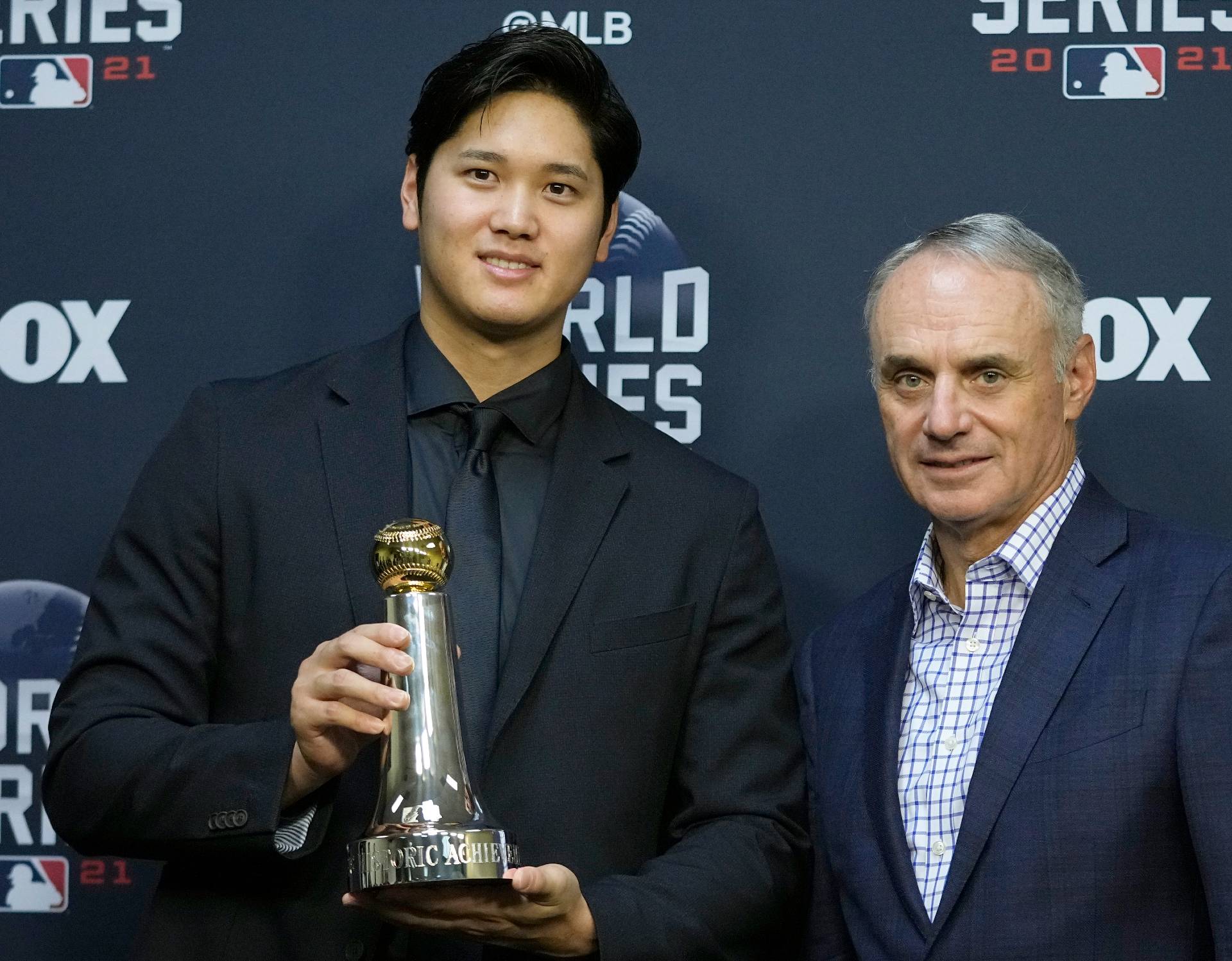 Shohei Ohtani always showing respect to Ichiro Suzuki 🇯🇵🤝 @brwalkoff