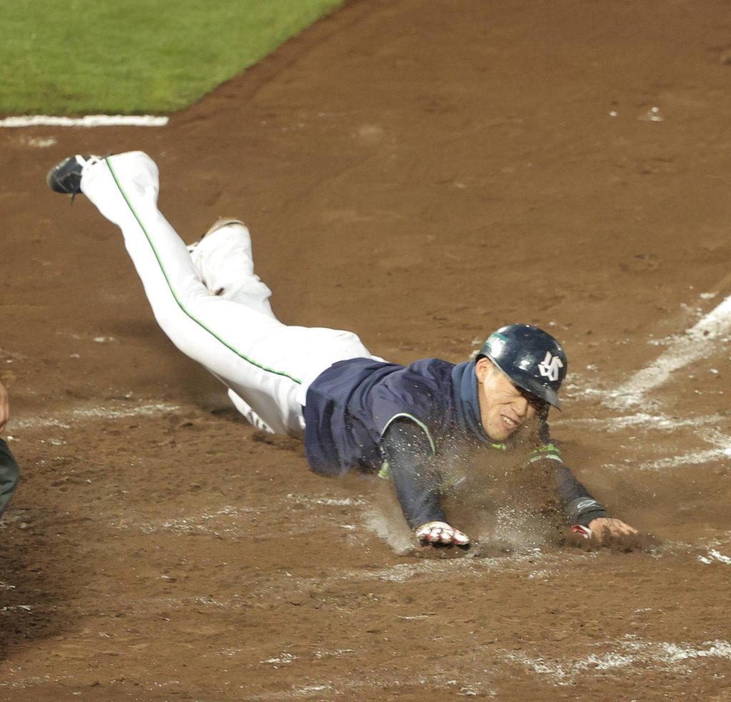 Baseball: Swallows, Buffaloes clinch Japan Series berths