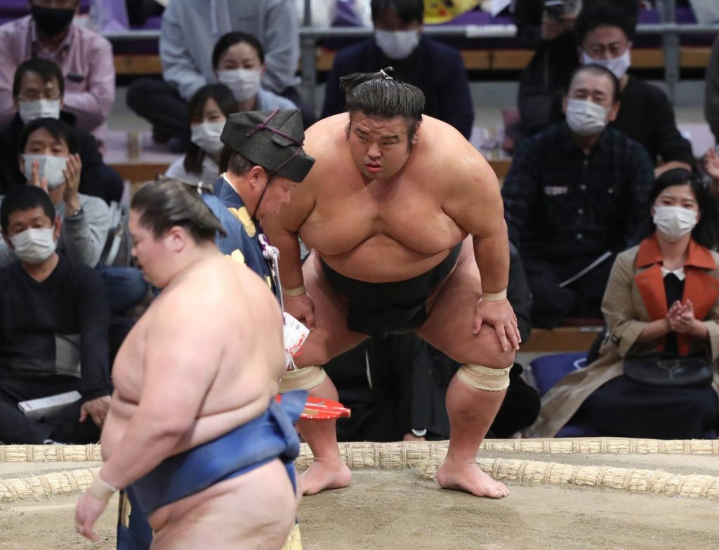 SUMO | Knot Allowed: Takakeisho Awarded the Win After Ichinojo Grabs the Ozeki’s Topknot