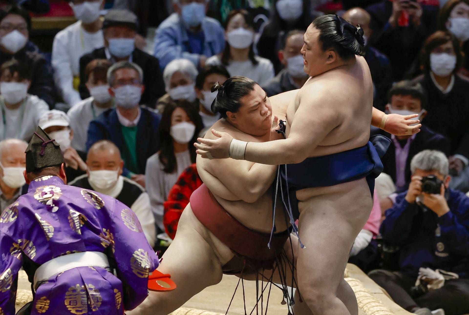 Midorifuji Topples Flying Monkey Tobizaru to Stay in Sole Lead at Spring Basho