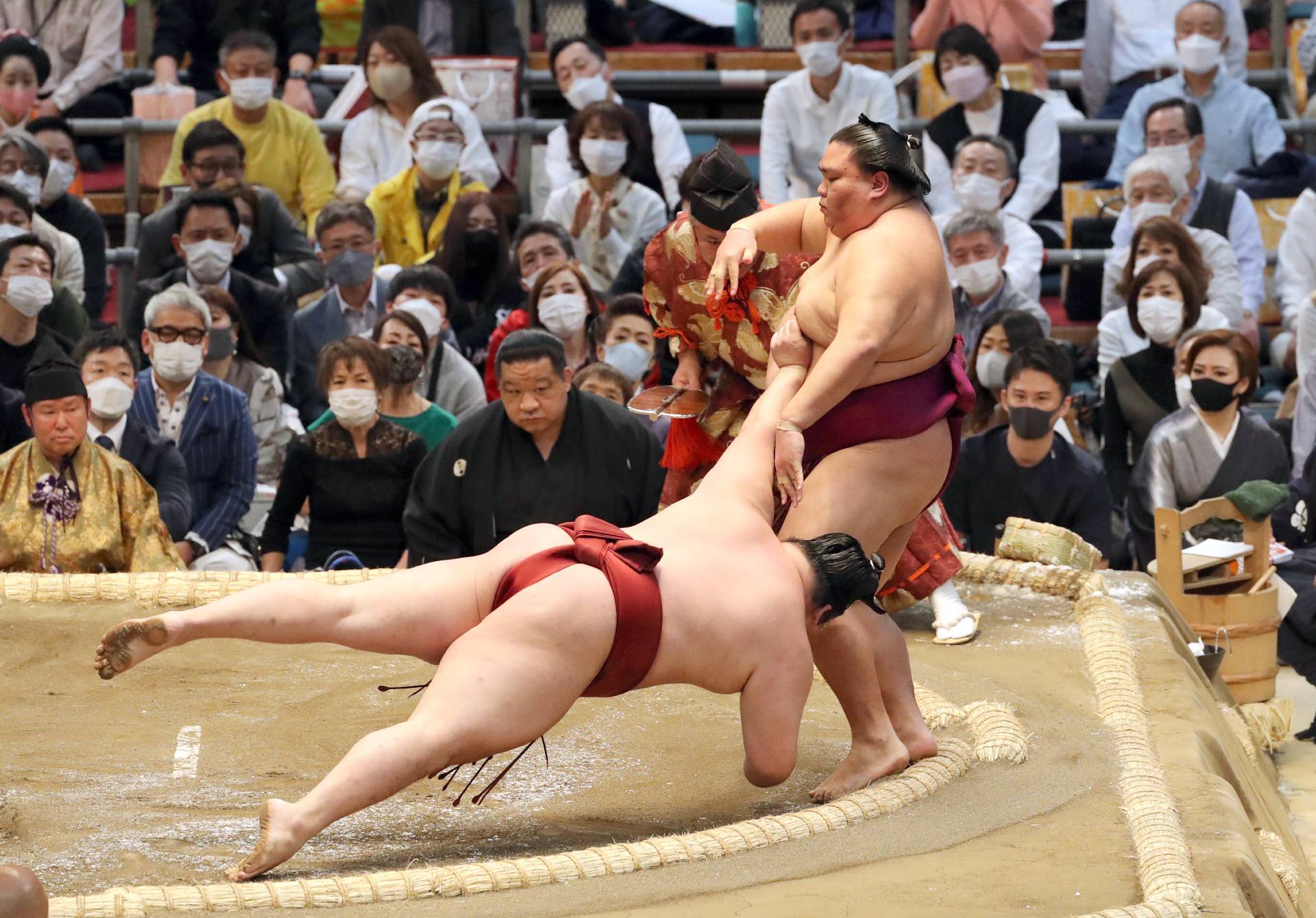 Midorifuji Topples Flying Monkey Tobizaru to Stay in Sole Lead at Spring  Basho