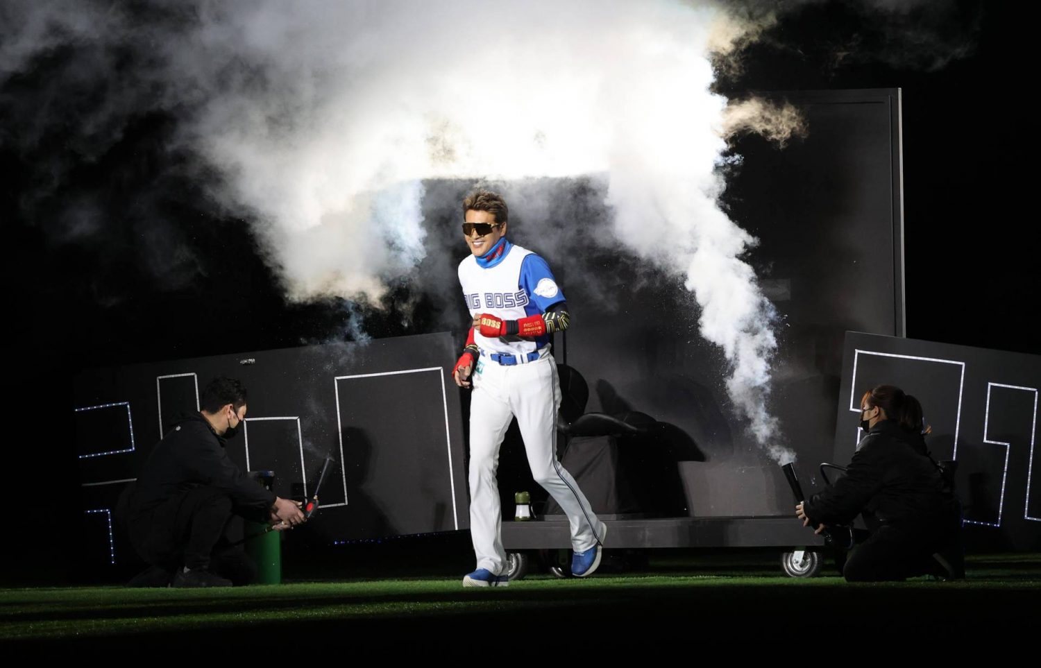 Nippon-Ham Fighters manager Tsuyoshi Shinjo and players take part