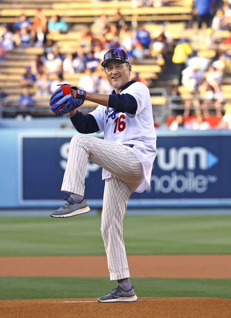 Naomi Osaka throws ceremonial 1st pitch at Dodger Stadium