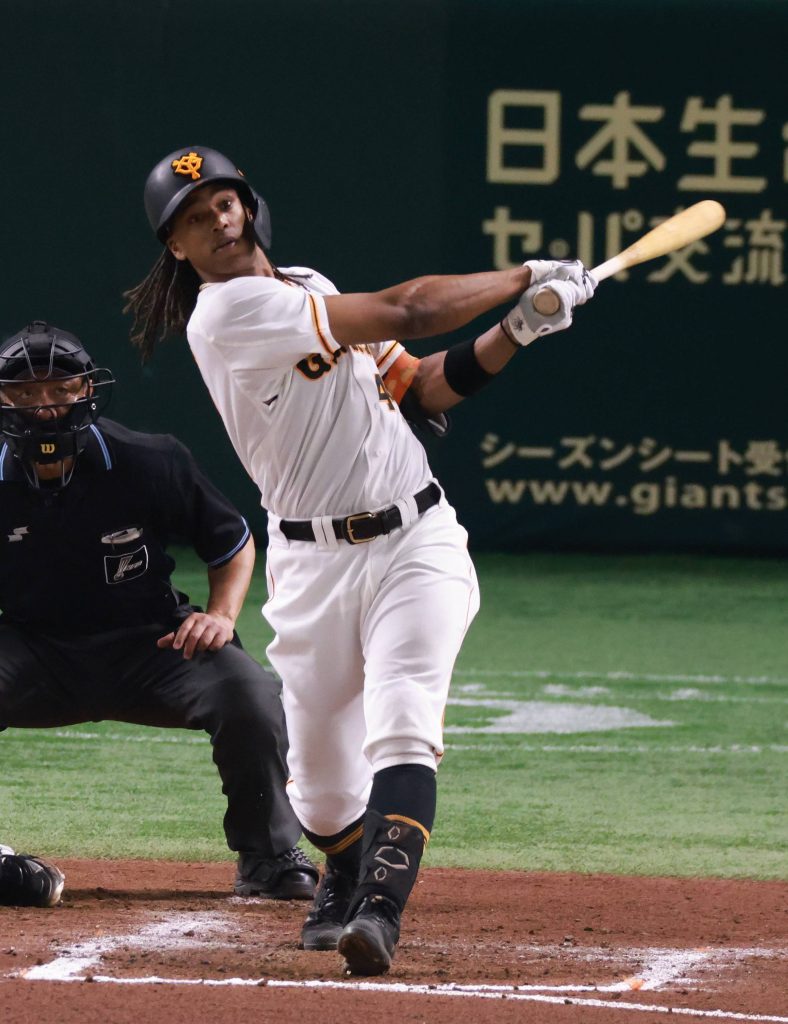 NPB NOTEBOOK Giants Try to Cool Off Red-Hot Swallows, But Have a Huge Mountain to Climb SportsLook