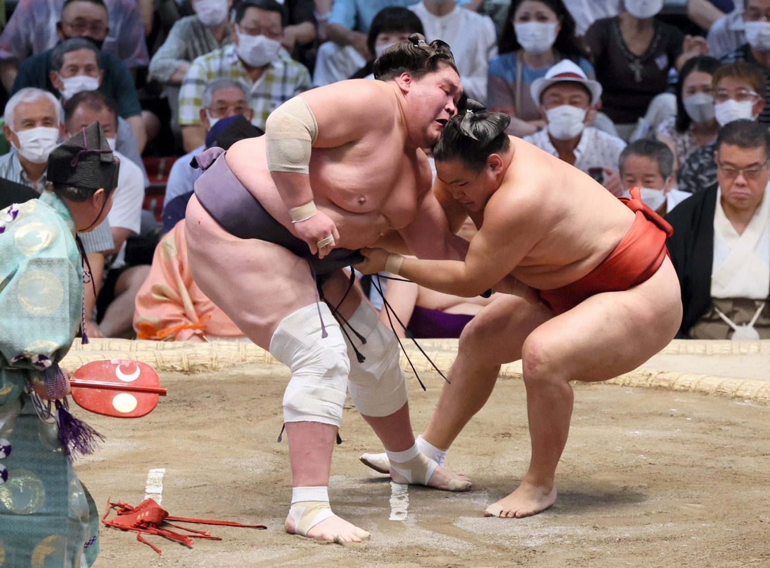 Midorifuji Topples Flying Monkey Tobizaru to Stay in Sole Lead at Spring  Basho