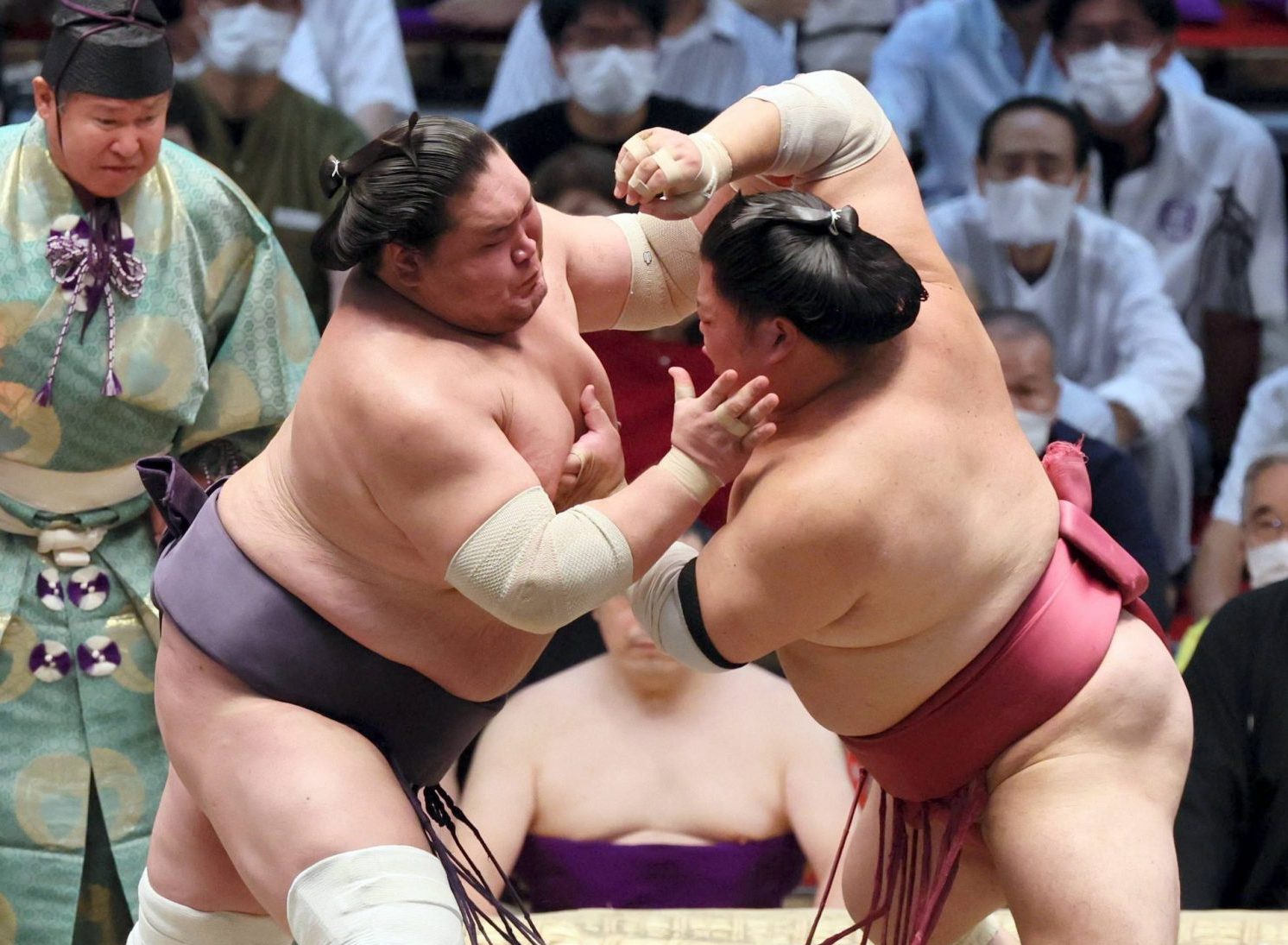 Midorifuji Topples Flying Monkey Tobizaru to Stay in Sole Lead at Spring  Basho