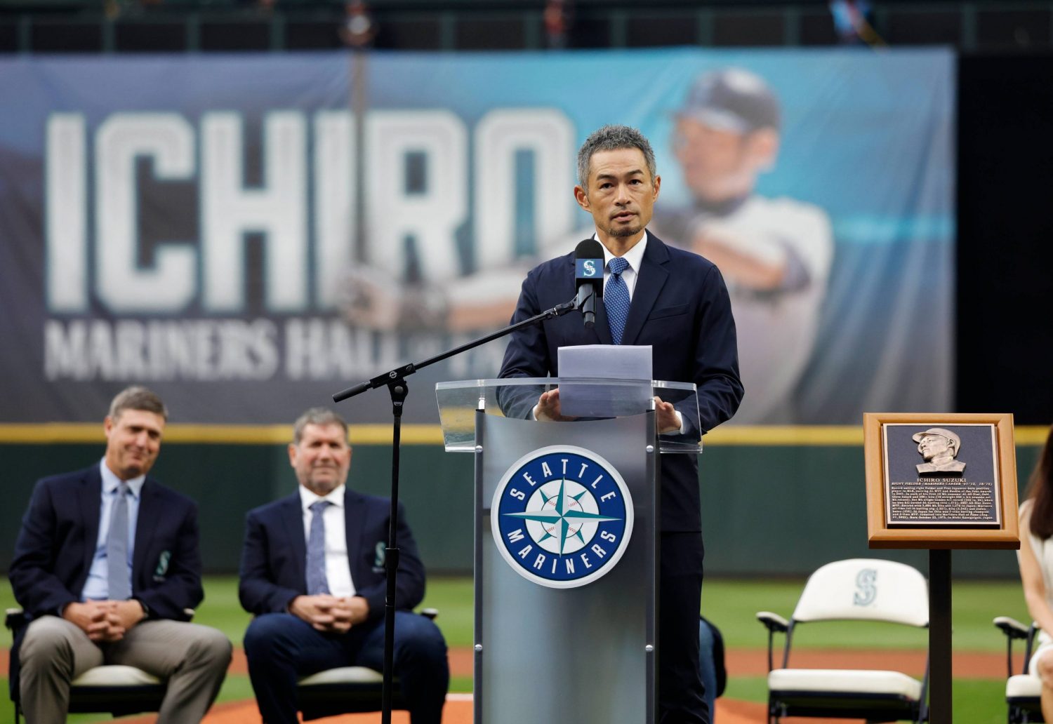 JAPAN SPORTS NOTEBOOK] All-time great Ichiro Suzuki Enters