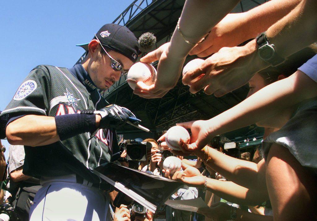 JAPAN SPORTS NOTEBOOK] Ichiro Suzuki to be Inducted Into Mariners Hall of  Fame in 2022