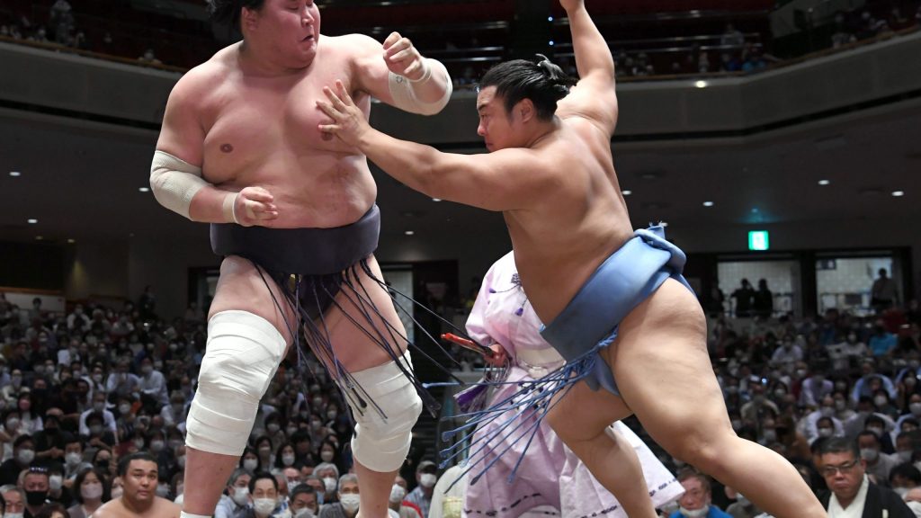 Midorifuji Topples Flying Monkey Tobizaru to Stay in Sole Lead at Spring  Basho