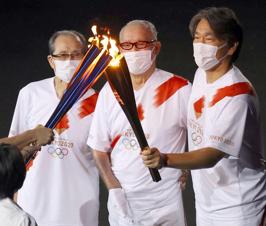 Hideki Matsui, Sadaharu Oh carry Olympic torch