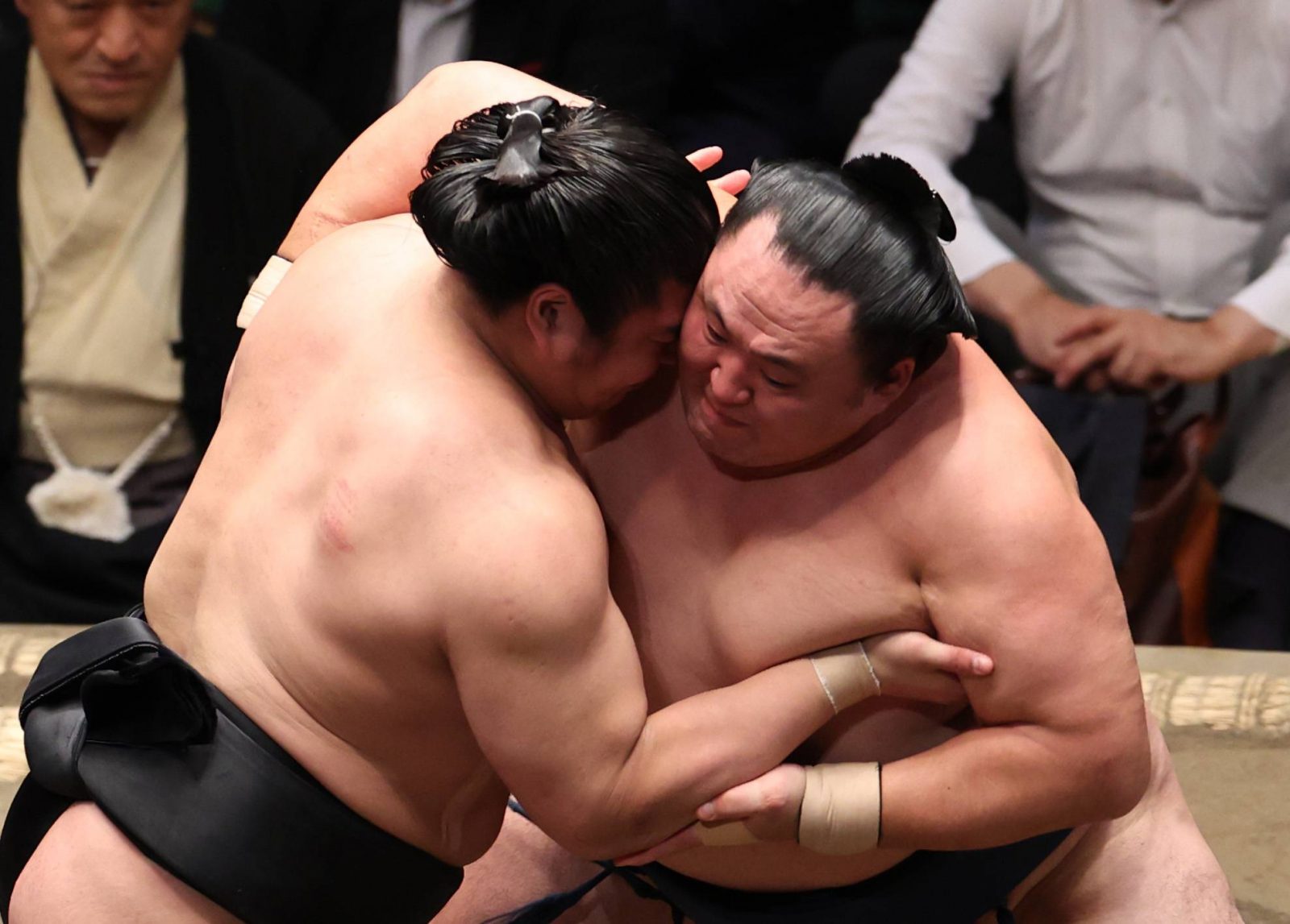 Midorifuji Topples Flying Monkey Tobizaru to Stay in Sole Lead at Spring Basho