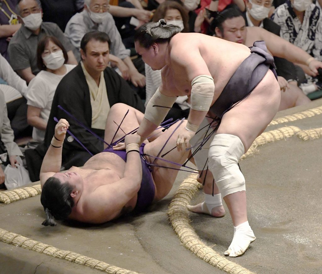Midorifuji Topples Flying Monkey Tobizaru to Stay in Sole Lead at Spring Basho