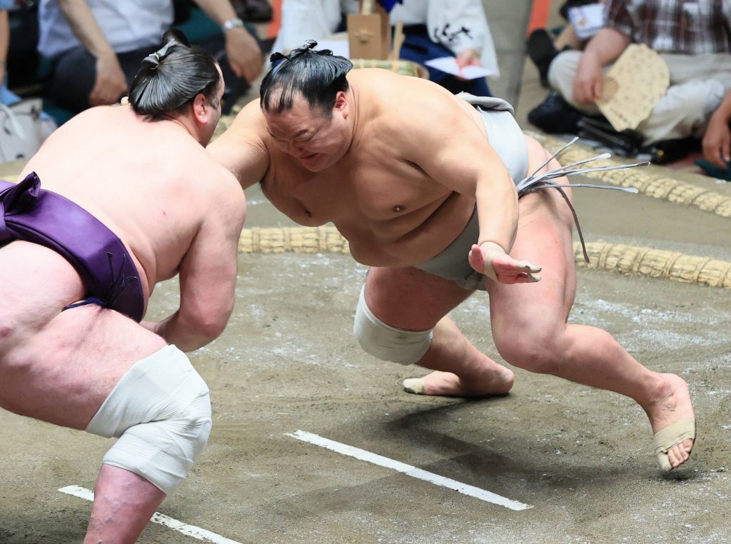 Midorifuji Topples Flying Monkey Tobizaru to Stay in Sole Lead at Spring  Basho