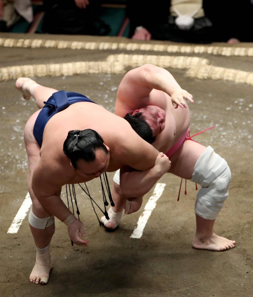 Midorifuji Topples Flying Monkey Tobizaru to Stay in Sole Lead at Spring  Basho