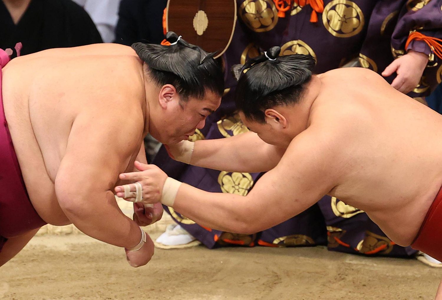 Midorifuji Topples Flying Monkey Tobizaru to Stay in Sole Lead at Spring Basho