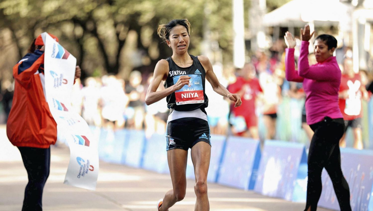 Hitomi Niiya Triumphs in The Houston Marathon