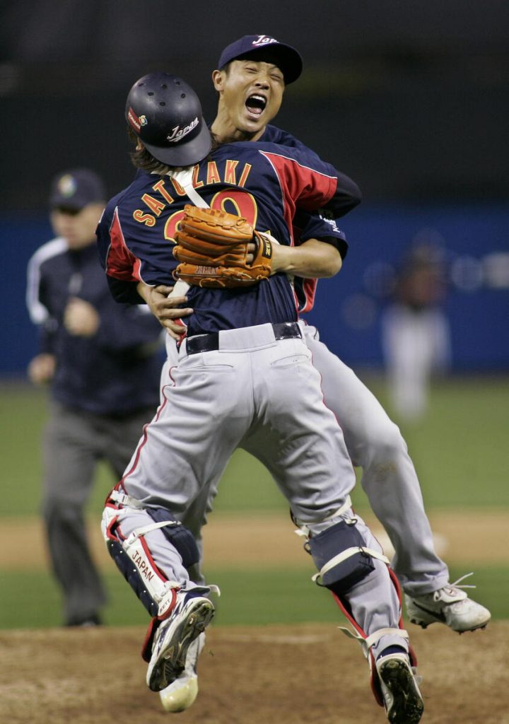 BOSTON, United States - Tomoyo Matsuzaka (R), the wife of Boston Red Sox  pitcher Daisuke Matsuzaka