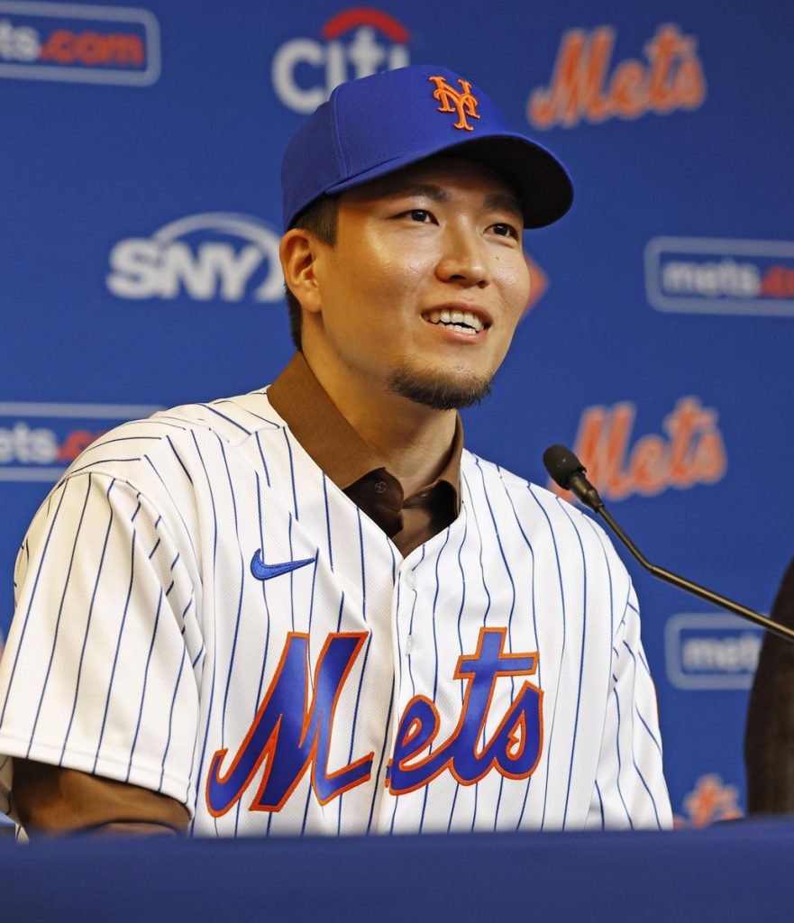 Rangers sign Japanese slugger Yoshi Tsutsugo to minor league contract