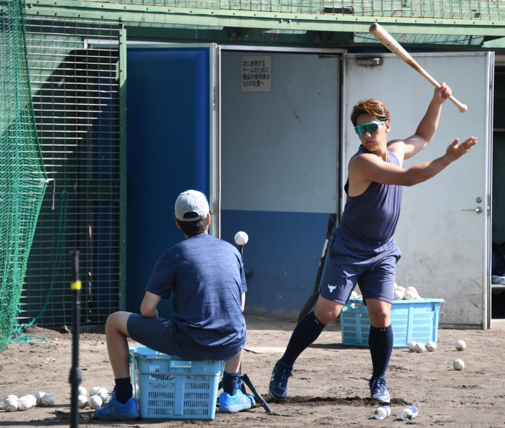 Rangers sign Japanese slugger Yoshi Tsutsugo to minor league contract