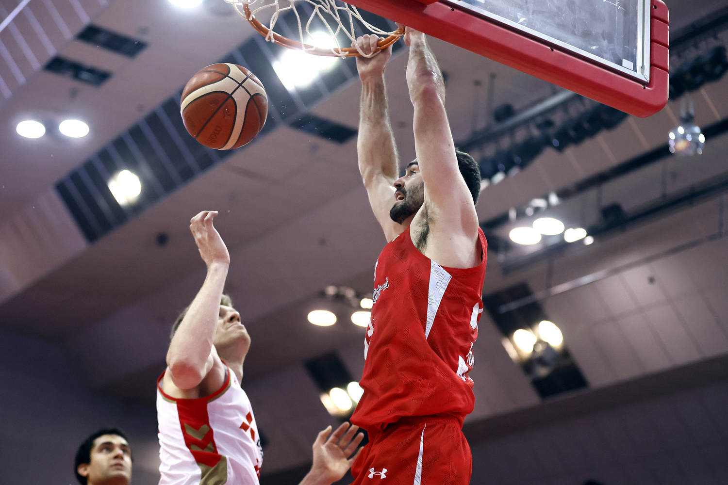 Masters of Rebounding Ryukyu's Cooley, Chiba's Mooney Grab the