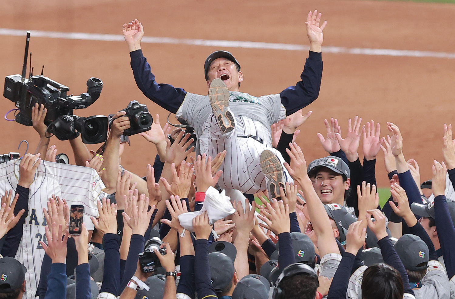 Japan stuns U.S. in dramatic final out to win the World Baseball