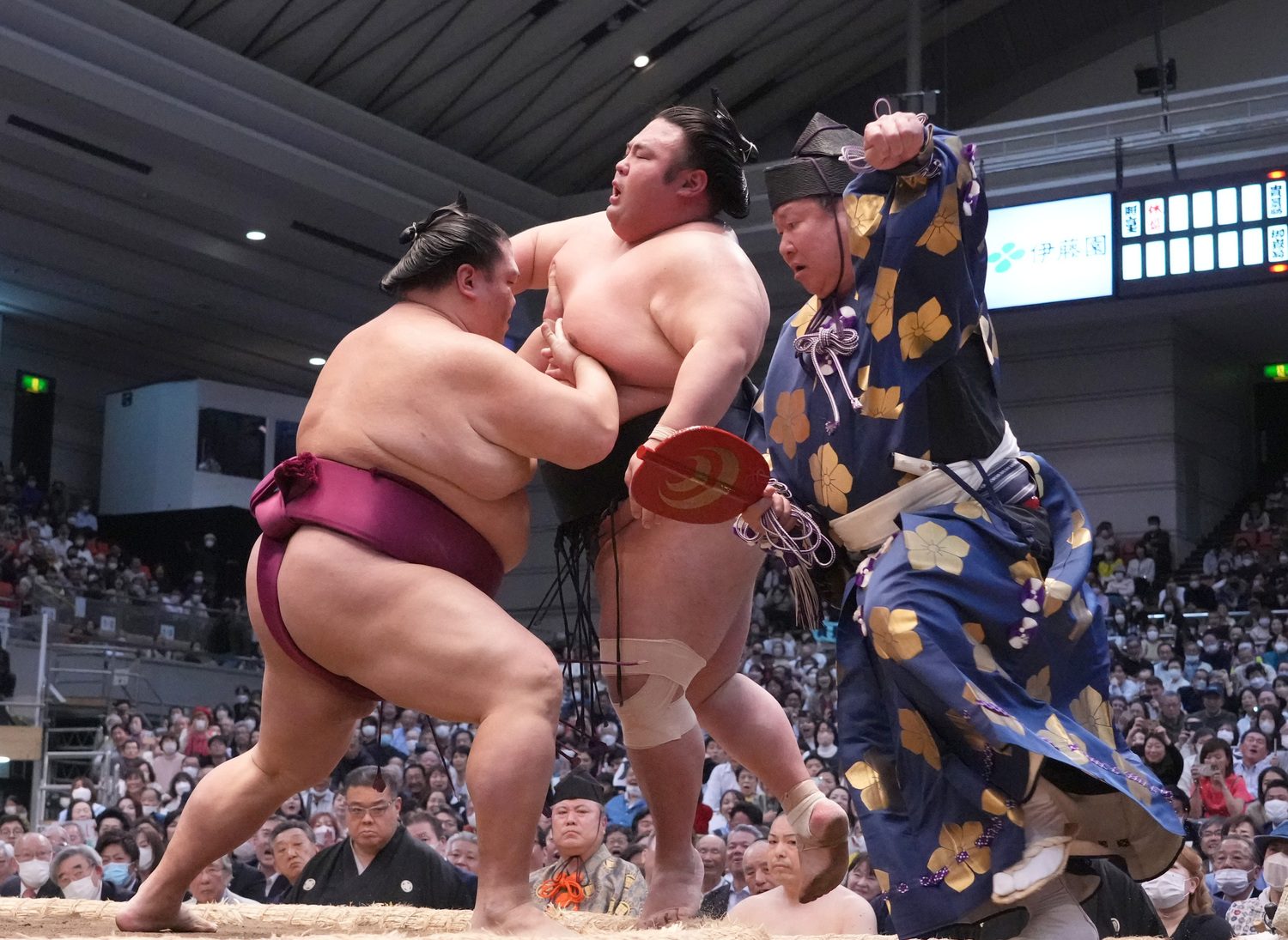 SUMO/ Takakeisho clinches his third championship in fight to finish