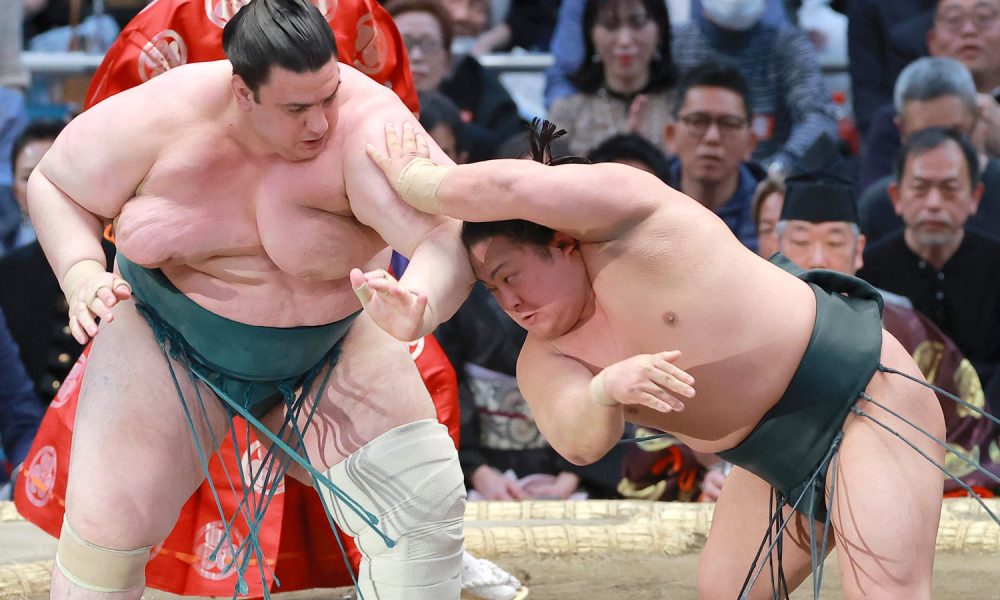 Midorifuji Topples Flying Monkey Tobizaru to Stay in Sole Lead at Spring  Basho