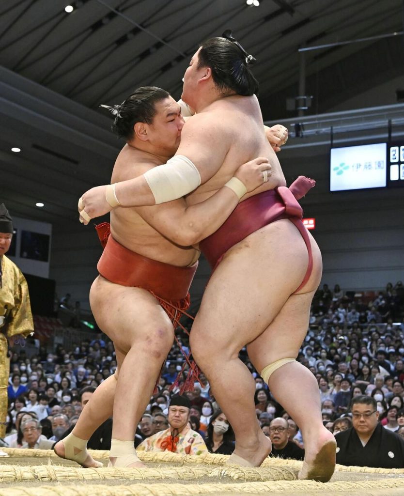 Midorifuji Topples Flying Monkey Tobizaru to Stay in Sole Lead at Spring  Basho