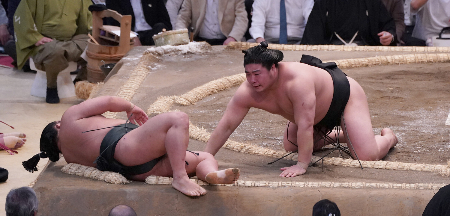 Midorifuji Topples Flying Monkey Tobizaru to Stay in Sole Lead at Spring Basho