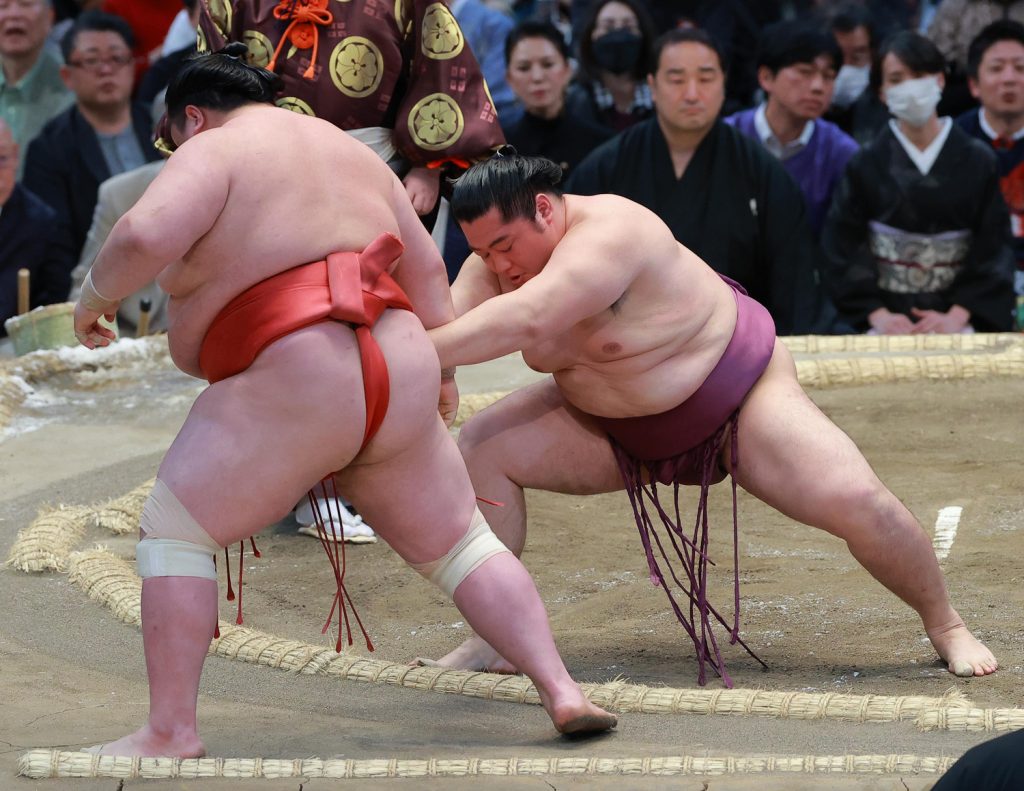 Midorifuji Topples Flying Monkey Tobizaru to Stay in Sole Lead at Spring  Basho