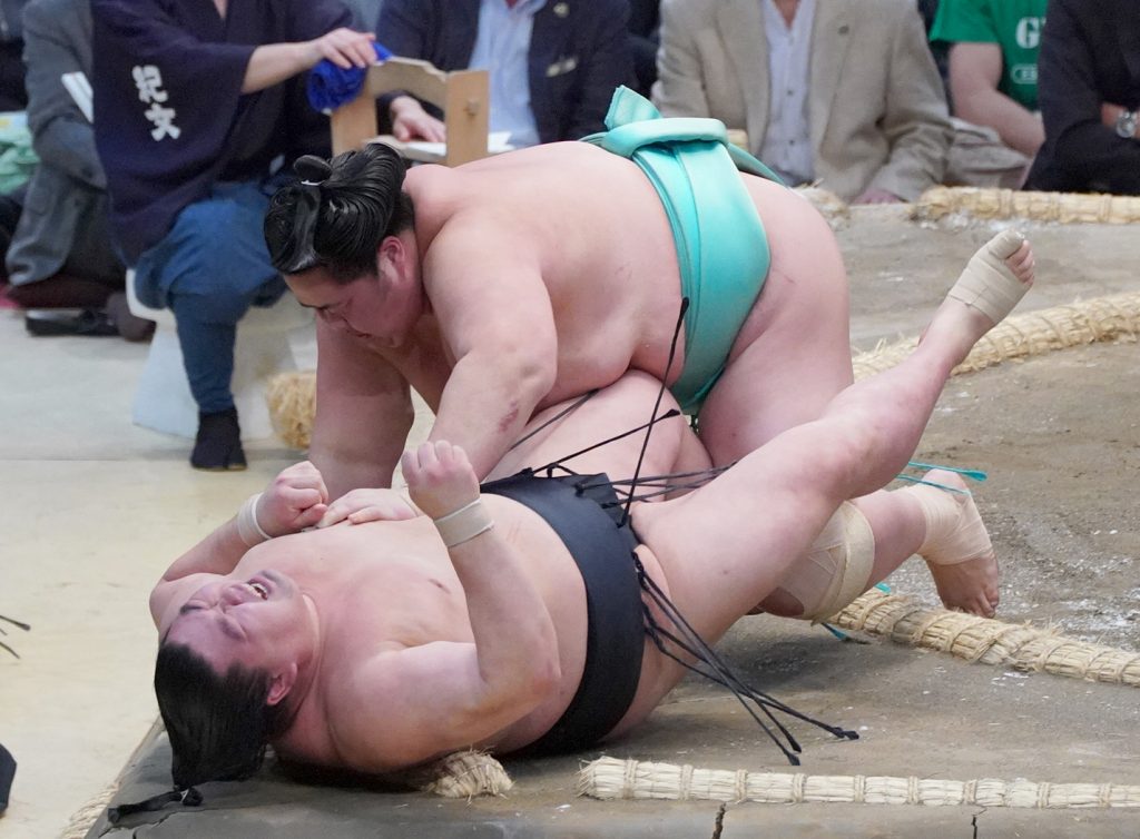 Midorifuji Topples Flying Monkey Tobizaru to Stay in Sole Lead at Spring  Basho