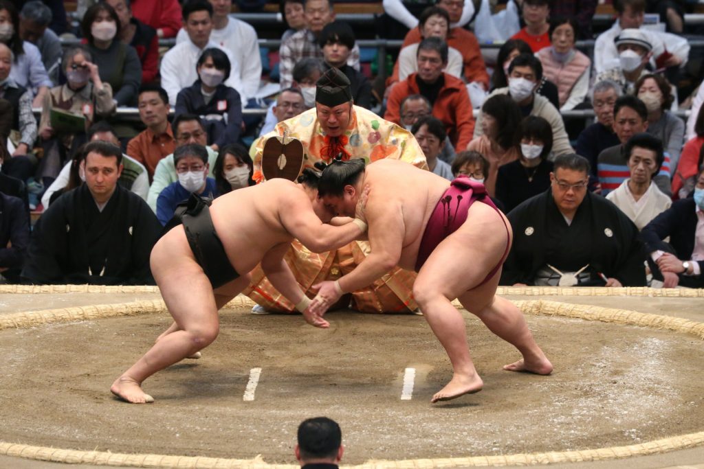 Midorifuji Topples Flying Monkey Tobizaru to Stay in Sole Lead at Spring  Basho