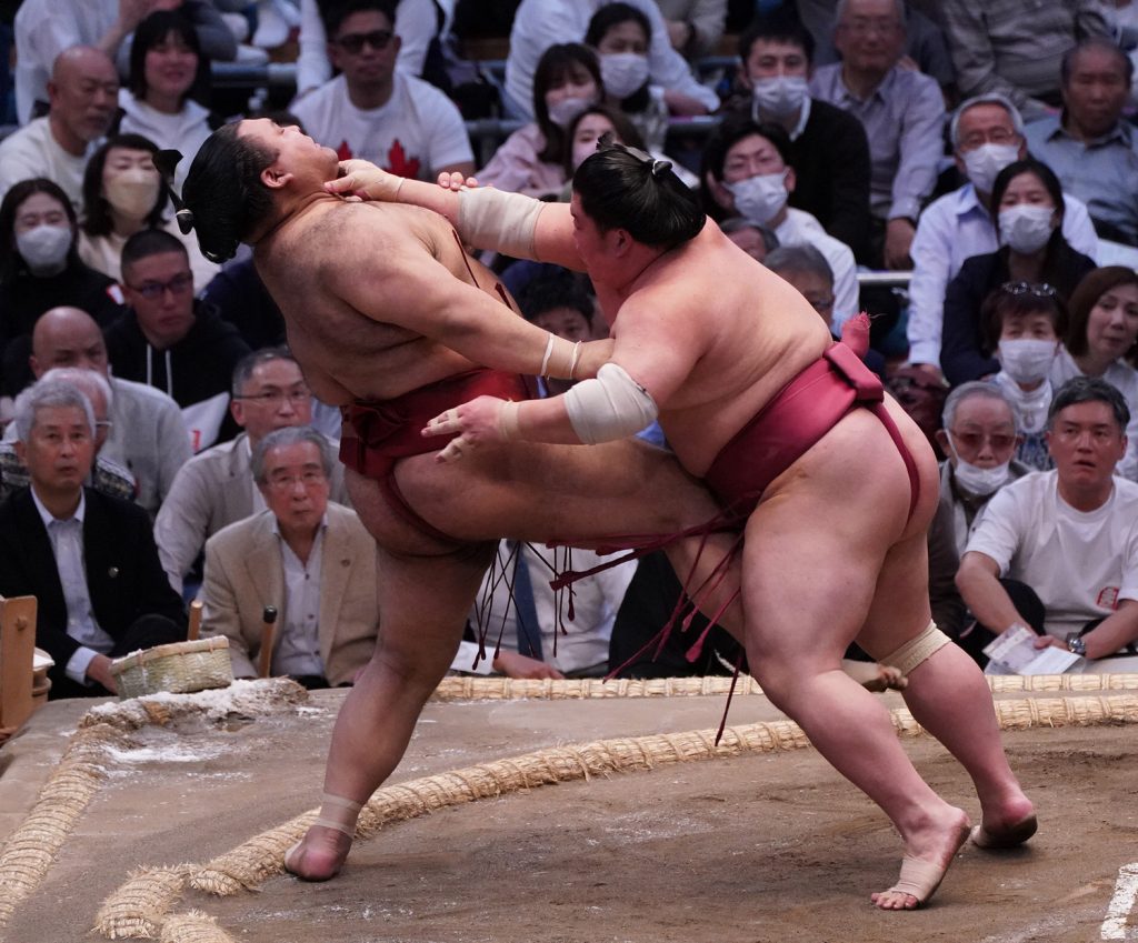 Midorifuji Topples Flying Monkey Tobizaru to Stay in Sole Lead at Spring  Basho