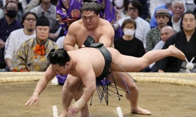 Midorifuji Topples Flying Monkey Tobizaru to Stay in Sole Lead at Spring  Basho