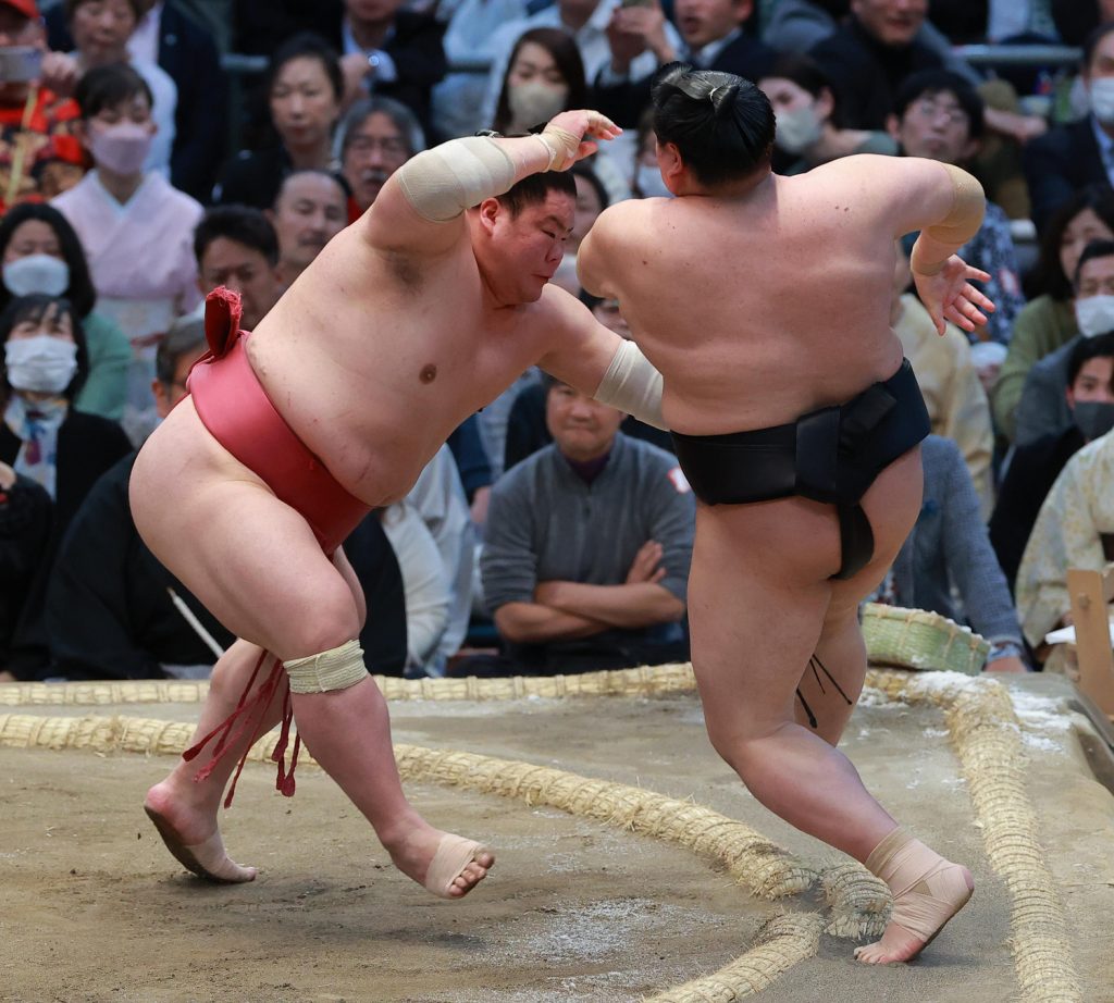 Midorifuji Topples Flying Monkey Tobizaru to Stay in Sole Lead at Spring  Basho