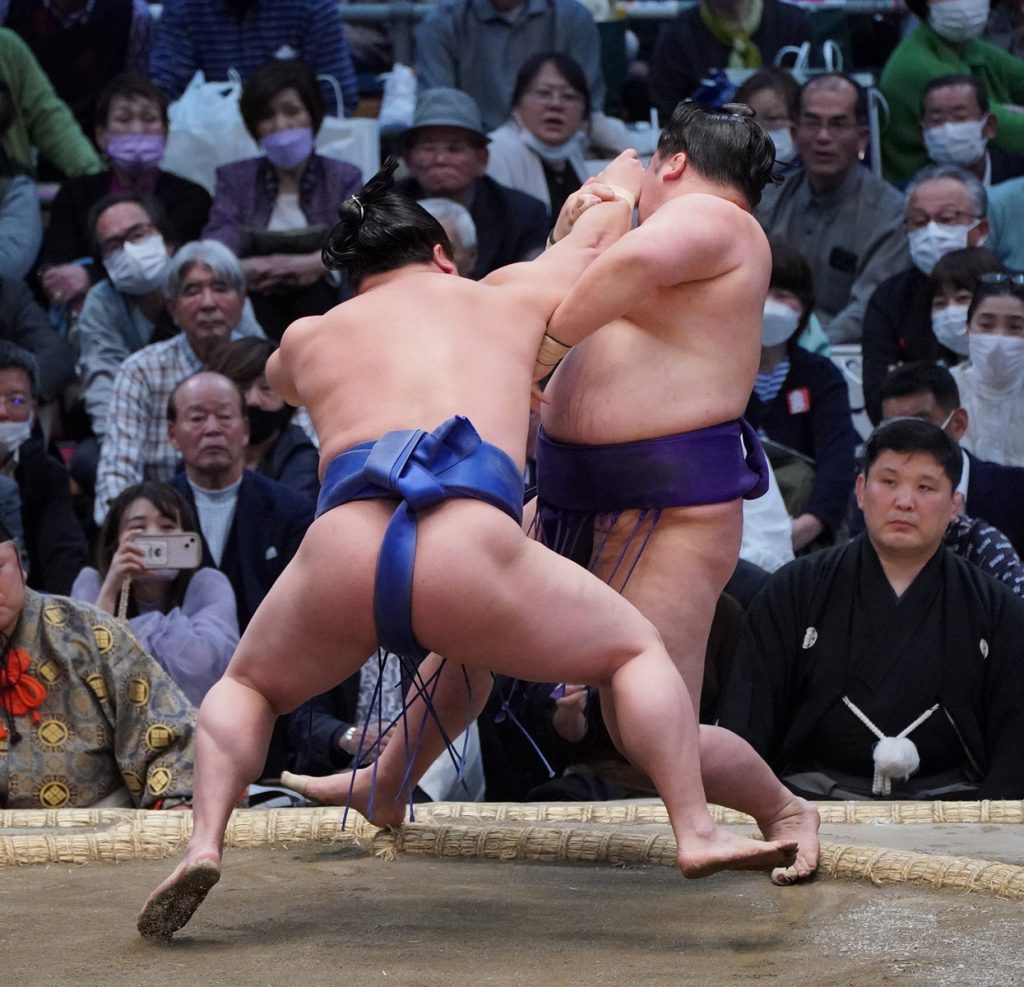 Midorifuji Topples Flying Monkey Tobizaru to Stay in Sole Lead at Spring  Basho