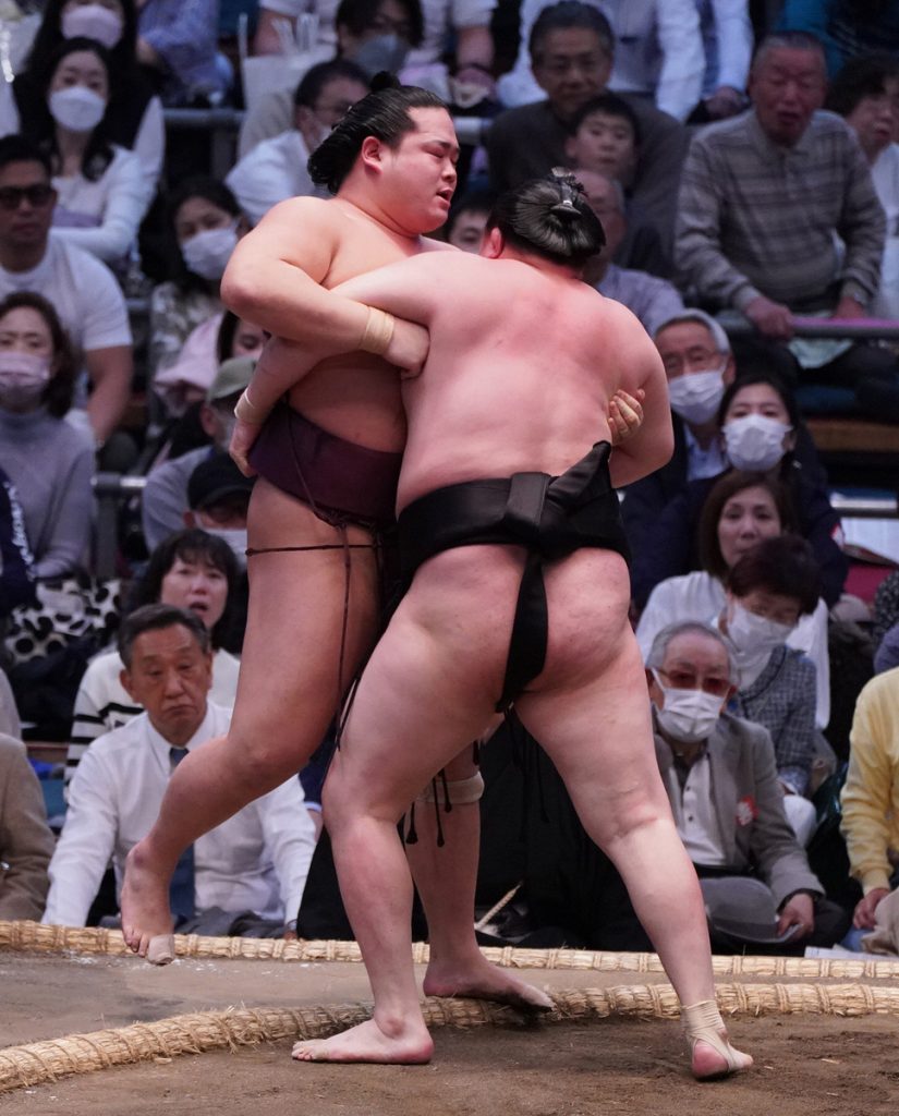 Midorifuji Topples Flying Monkey Tobizaru to Stay in Sole Lead at Spring  Basho