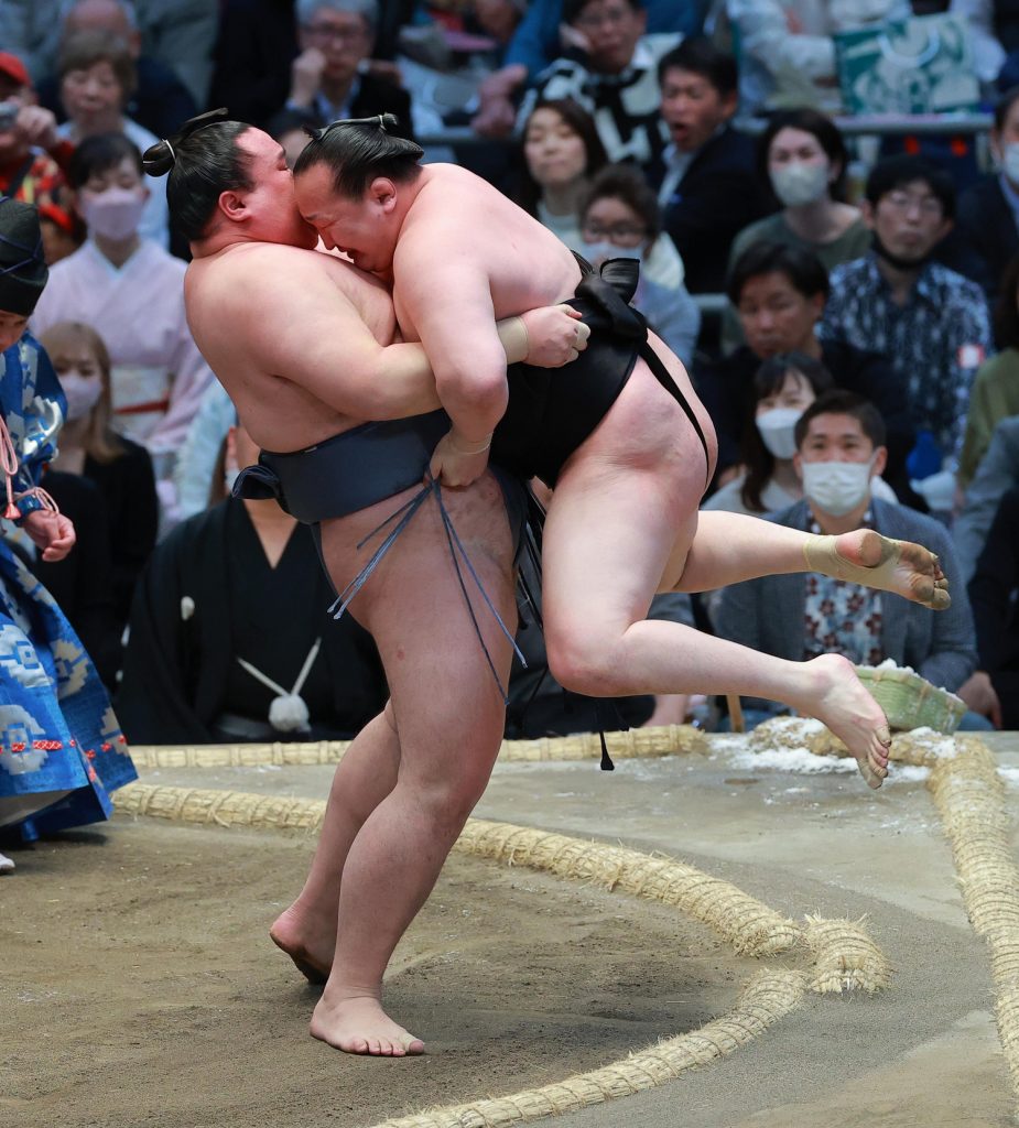 Midorifuji Topples Flying Monkey Tobizaru to Stay in Sole Lead at Spring  Basho