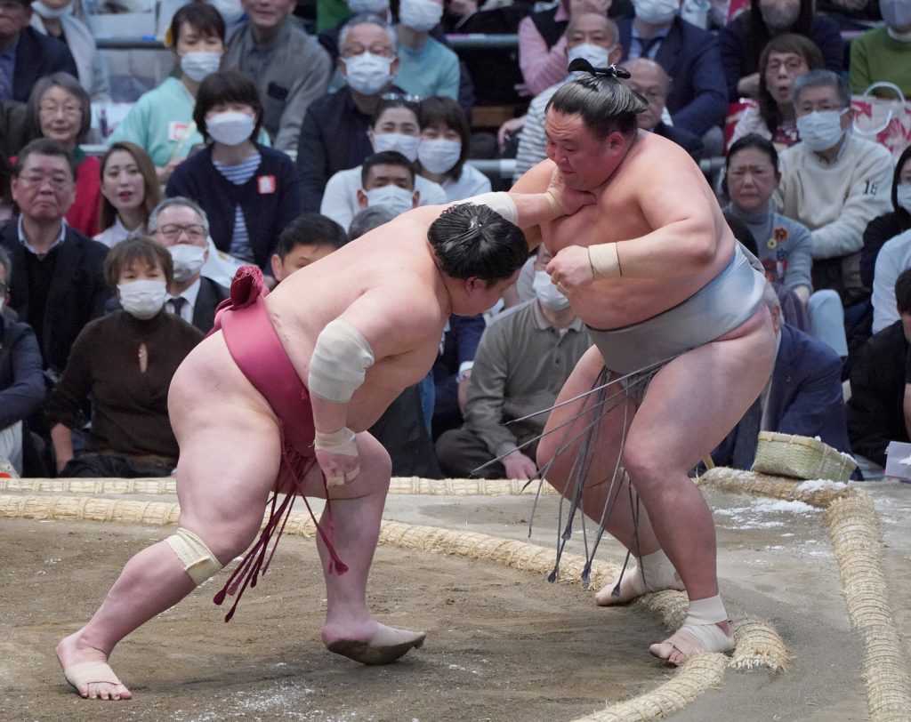 Midorifuji Topples Flying Monkey Tobizaru to Stay in Sole Lead at Spring  Basho