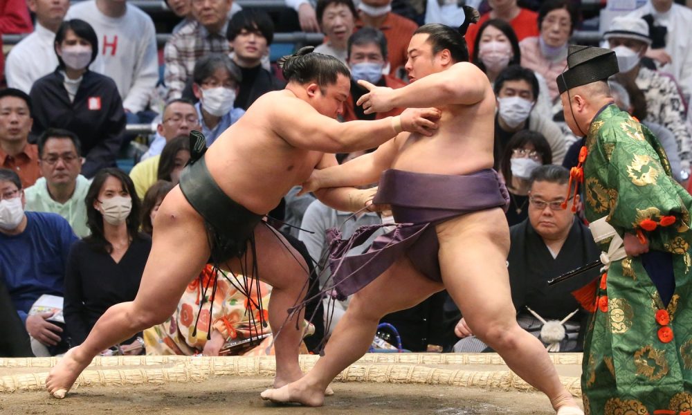 Midorifuji Topples Flying Monkey Tobizaru to Stay in Sole Lead at Spring  Basho