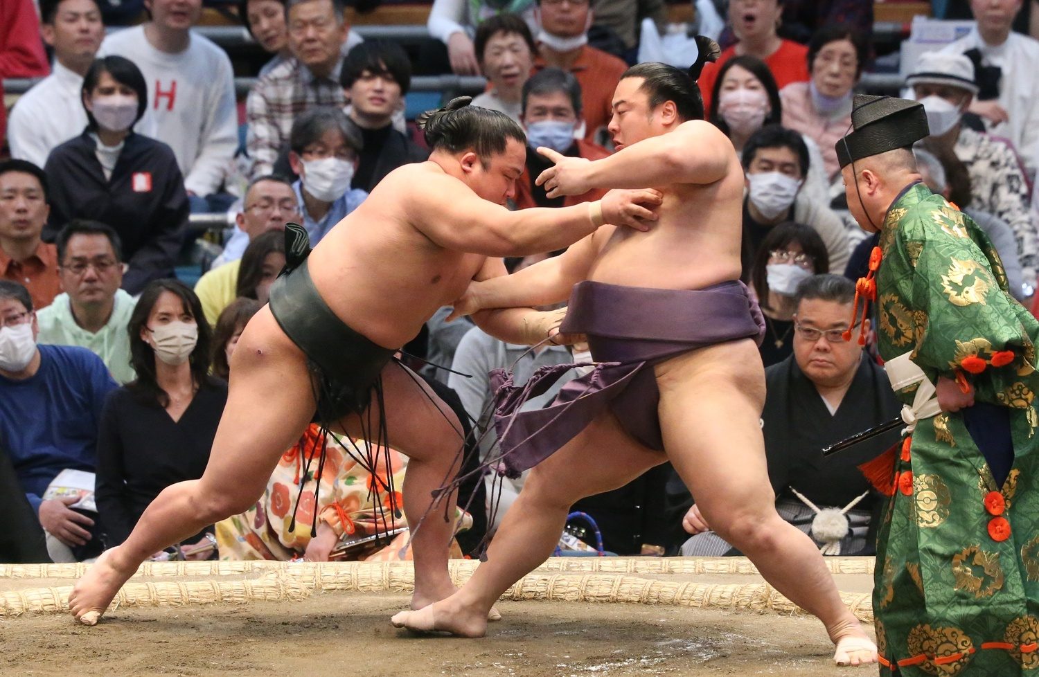 Midorifuji Topples Flying Monkey Tobizaru to Stay in Sole Lead at Spring  Basho