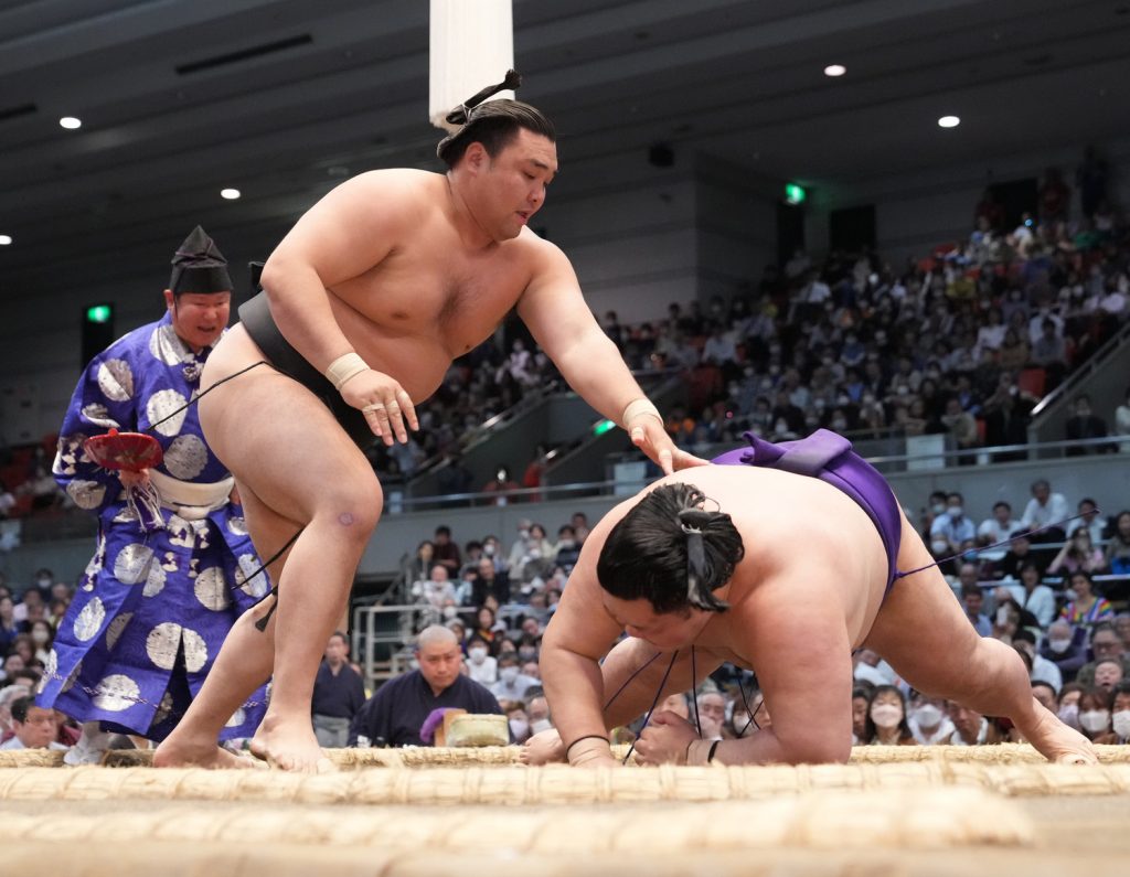 Midorifuji Topples Flying Monkey Tobizaru to Stay in Sole Lead at Spring  Basho