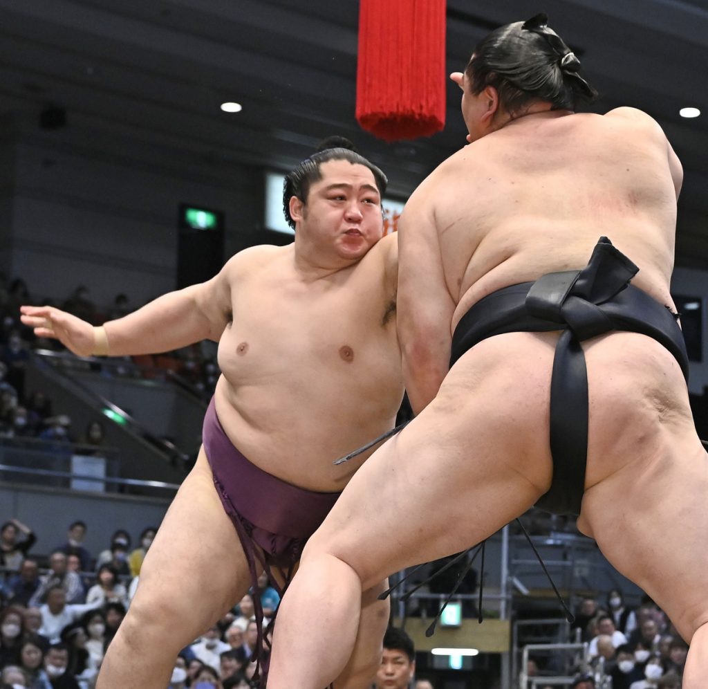 Midorifuji Topples Flying Monkey Tobizaru to Stay in Sole Lead at Spring Basho