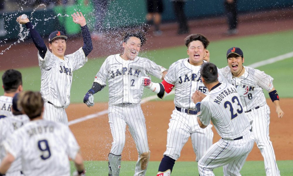 Munetaka Murakami belts a walk-off, two-run double off the wall