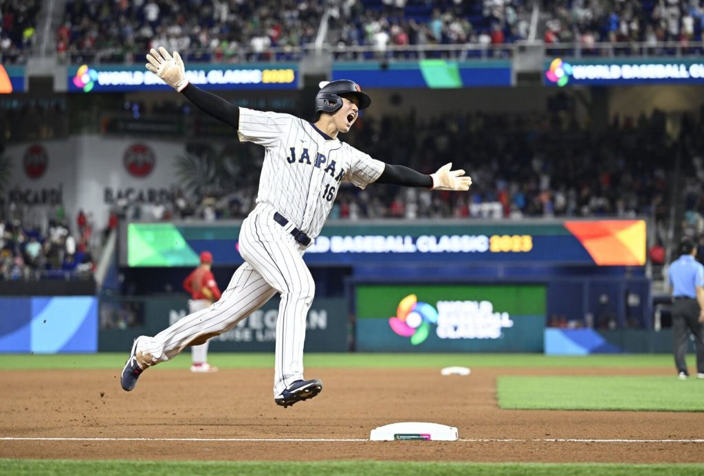 Munetaka Murakami belts a walk-off, two-run double off the wall