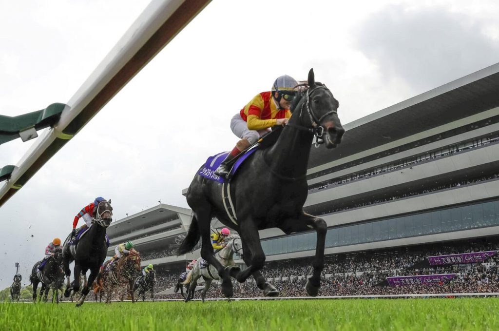 Justin Palace Displays Strong Closing Speed to Win the Tenno Sho