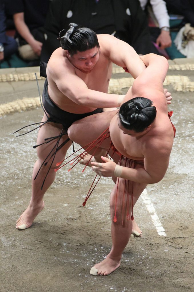 Meisei beats Terunofuji to move into tie for lead at Summer Grand