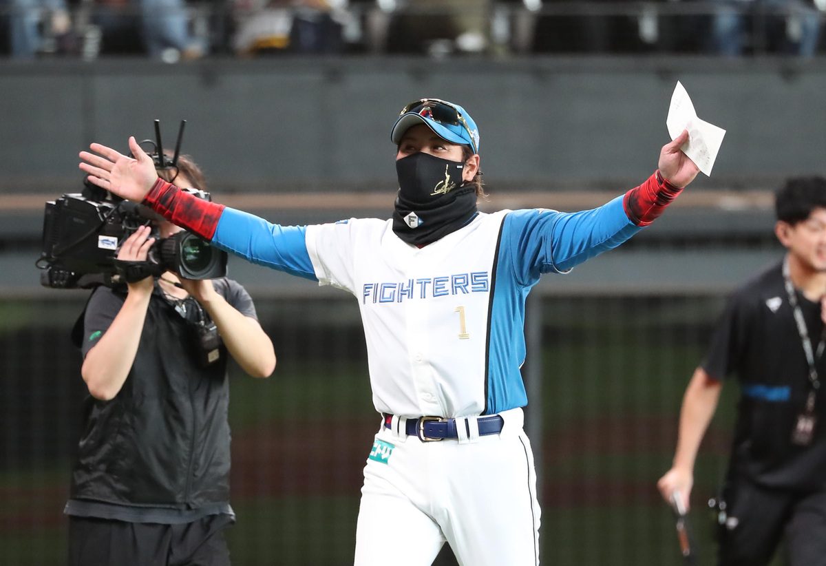 Hokkaido Nippon-Ham Fighters starter Syohei Otani throws a ball