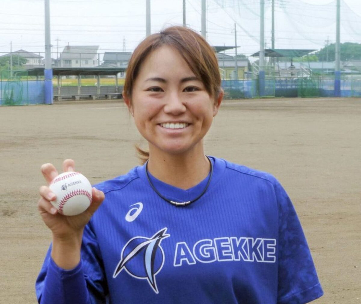 Japanese Knuckleball Pitcher Eri Yoshida Plays on Her Own 'Field of Dreams'  - The Japan News