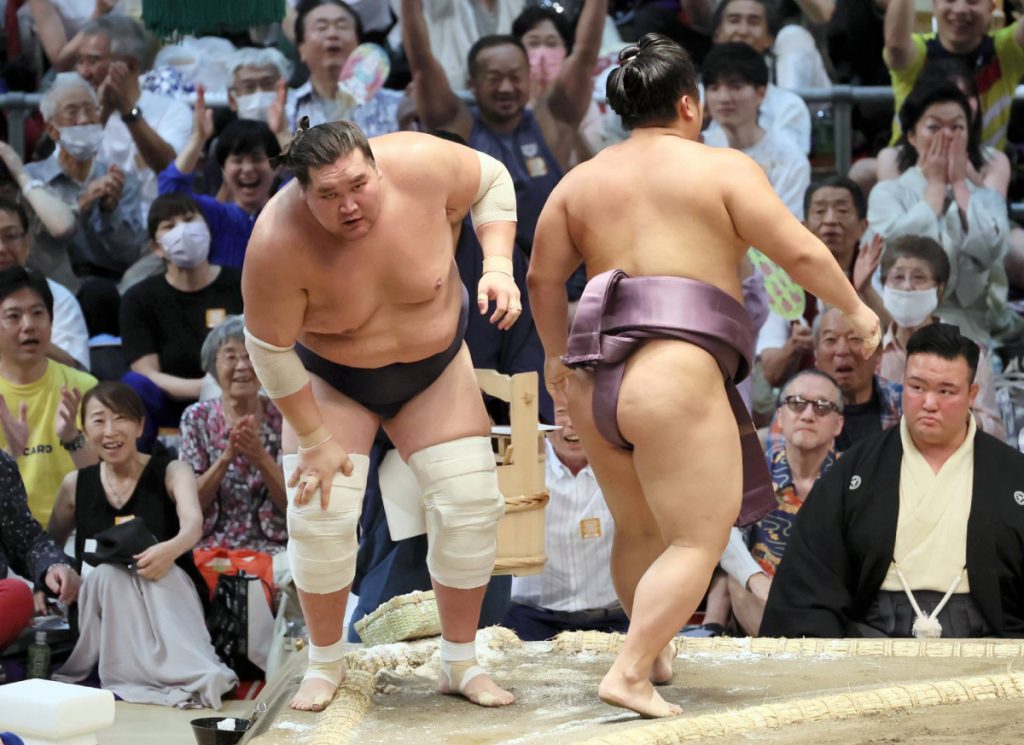 Midorifuji Topples Flying Monkey Tobizaru to Stay in Sole Lead at Spring  Basho